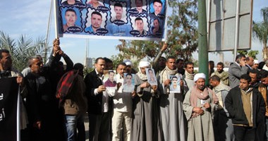 أزمة المصريين المختطفين بليبيا تحت أعين الحكومة..محافظ أسيوط يشكل لجنة لتسليم معاش استثنائى لأسر 4 شباب..محافظ جنوب سيناء:القيادة السياسية ستحاسب الخاطفين..و"التضامن":محلب أمر بتوفير الرعاية لأسرهم