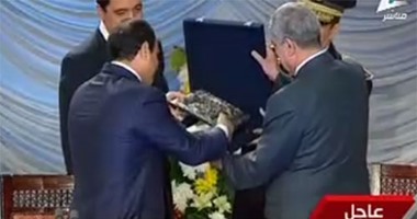 الرئيس السيسى يمنح الأوسمة الشرفية لأسر شهداء الشرطة