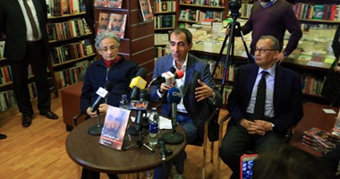 بالصور.. يسرى فودة خلال توقيع كتابه "طريق الأذى": لن أتخلى عن ترديد "طول ما الدم المصرى رخيص يسقط أى رئيس".. ويؤكد: جانب ممنهج من الإعلام والصحافة لانتهاك العقل.. ومعيار الصحفى الناجح ألا يسقط أخلاقيا