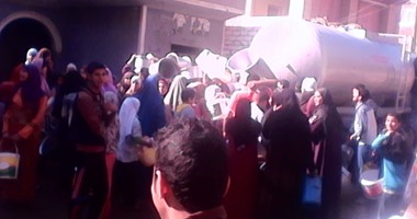 بالصور.. نرصد معاناة أهالى 4 قرى فى بنى سويف من انقطاع المياه 10 أيام متواصلة.. سعر جركن المياه وصل لـ10 جنيهات.. والأهالى يؤكدون: "الصيادين سمموا المياه والمسئولين سابوهم"