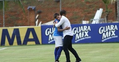 بالصور.. نجم ريال مدريد الجديد يودع زملائه قبل السفر إلى إسبانيا