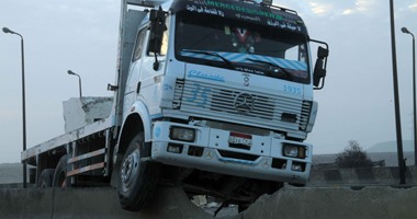 زحام مرورى بسبب انقلاب مقطورة بمطلع كورنيش النيل بالطريق الدائرى