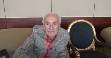 أستاذ أمراض صدرية: السيجارة الإلكترونية خدعة تسوقك لإدمانها