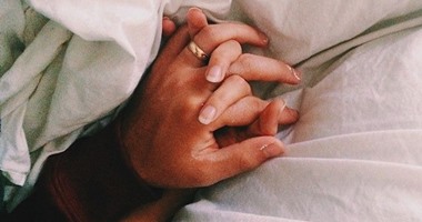 4 أسباب علمية وراء حبِك للإمساك بيد حبيبِك