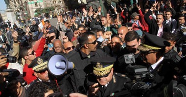 فض تظاهرة "طلعت حرب".. وأهالى وسط البلد يهتفون: بنحبك ياريس