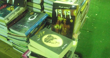 الكتب المزورة تغزو معرض الكتاب والبائعون يقدمونها بالطلب
