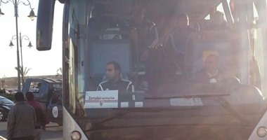 بالصور.. أتوبيس الزمالك يصل الدفاع الجوى استعدادا للقمة