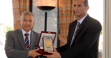 محافظ الأقصر يكرم رئيس مدينة أسنا السابق فى يوم الوفاء