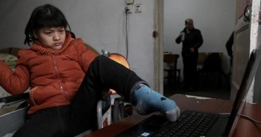 بالصور.. فتاة مصابة بالشلل تكتب أول رواية لها بقدميها