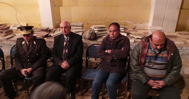 بالصور.. محافظ كفر الشيخ يؤدى واجب العزاء فى أحد شهداء حادث العريش