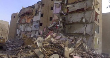 الاستعانة بـ3 لوادر لإزالة ركام العقار المنهار بفيصل