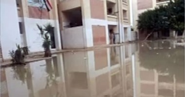 القرموطى يعرض صورًا لمدرسة غارقة بمياه الصرف الصحى بالإسكندرية