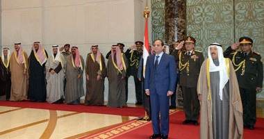 بالفيديو والصور..استقبال تاريخى لـ"السيسى" بالكويت..الشيخ صباح الأحمد يقلد الرئيس أرفع وسام..رئيس مصر يستهل زيارته بلقاء رجال الأعمال وغرفة الصناعة..ورجل أعمال كويتى: أكدنا عزمنا الاستثمار بقوة فى مصر