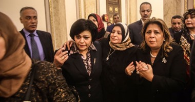 بالصور.. النائبات ينقلن زميلتهن المصابة إلى عيادة المجلس