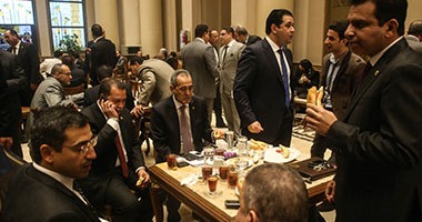 بالصور.. فى الجلسة الافتتاحية.. النواب يتناولون وجبة الإفطار تزامنا مع حلف اليمين