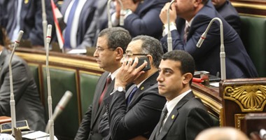 عدسة "اليوم السابع" ترصد استخدام بعض النواب الموبايل أثناء الجلسة الإجرائية