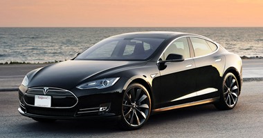 فيديو يرصد لحظة اندلاع النيران من سيارة تسلا Model S الكهربائية