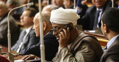 بالصور..8 مشاهد فى أداء النواب اليمين الدستورية.. أبو شقة يمنع التصفيق بعد القسم.. و"علم مصر" يزين القاعة الرئيسية.. ونائب"النور" يقدم "قسمه" من المصحف.. ومقرر الجلسة يطالب بغلق المحمول