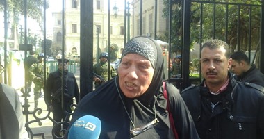 سيدة أمام مجلس النواب :"يا تعالجوا ابنى يا تشوفوا له قبر"‎