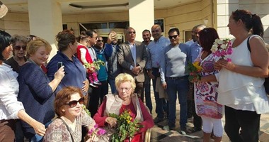 بالصور.. وقفة لسياح الغردقة تنديدا بحادث فندق "بيلا فيستا" بمشاركة المحافظ