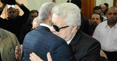 بالصور.. عمرو خالد ومرتضى منصور وسيف زاهر وخشبة وعلام فى جنازة حمادة إمام