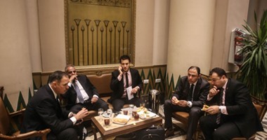 بالصور.. "كافتريا البرلمان".. نواب يتناولون "سندوتشات" بقاعة البهو الفرعونى