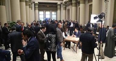 صدام وشيك بين "عبد العال" والنواب.. تهديد رئيس البرلمان بغلق البهو الفرعونى يثير حفيظة الأعضاء.. ويؤكدون: إجراء يُعقد الموقف ولايمكن البقاء 8 ساعات بدون دخول الحمام.. ومناقشة مشاكل الدوائر تأخذ وقتنا