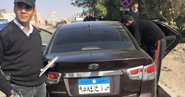 مرور الجيزة تعيد سيارة مبلغ بسرقتها لمالكها بعد العثور عليها بطريق أسيوط