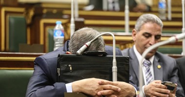 8 مواقف طريفة بأول أيام البرلمان.. النوم والسيلفى ومطالعة الصحف داخل القاعة