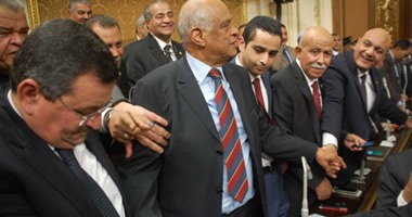 بداية ساخنة لـ "على عبد العال".. رئيس البرلمان يتعامل بحسم مع أزمة طلب تأجيل انتخابات الوكيلين.. عبد العال للخولى: أنا اللى كتبت الدستور وحافظه..و"ما تقفش"إلا لما تاخد الإذن.. وسأنفذ الضوابط المنصوصة
