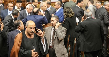 بالصور.. نواب مشغولون بـ"الموبايل" فى أولى جلسات البرلمان‎