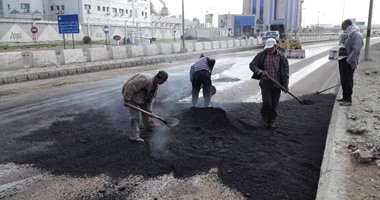 مرور الجيزة يبدأ أعمال "سفلتة" وإصلاح فواصل كوبرى فيصل اتجاه الجيزة