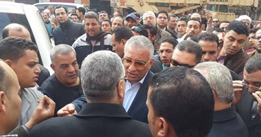طلاب التربية الرياضية بقنا يستقبلون وزير التنمية المحلية بالمزمار البلدى