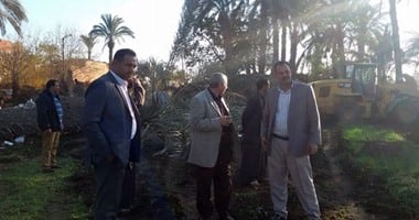بالصور.. إزالة تعديات من على قطعة أرض مخصصة لبناء مدرسة فى بنى سويف
