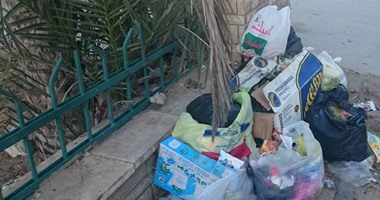 بالصور..  العريش محاصرة بأكوام القمامة بعد حرق مجهولين سيارات النظافة.. والجهات الحكومية تناشد الشباب التطوع فى حملات لرفعها.. والأهالى: دورنا محدود وعلى رجال الأعمال المساهمة ونطالب بحلول عاجلة