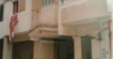 بالصور.. كارثة جديدة للبناء المخالف بالإسكندرية.. عقار مائل يتسبب فى شروخات عميقة لآخر مجاور ويهدد أرواح 86 أسرة.. سكان المبنى: أرواحنا فى خطر ونطالب بالتعويض من المسئولين ولجنة الإزالة