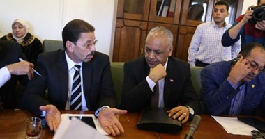 البرلمان يحاكم هشام جنينة.. توقيعات للنواب لإحالته للنيابة واستجوابه بالمجلس.. مصطفى بكرى: تصريحات رئيس المركزى للمحاسبات تشوه مصر.. أنور السادات و25 نائبا يطالبون باستدعاء "تقصى الحقائق"تحت القبة