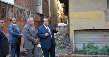 بالصور.. محافظ الدقهلية لسكان العقار المنهار:"حياتكم أهم عندى"