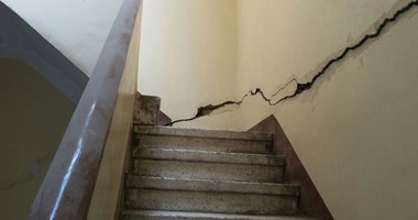 بالصور.. بعد كارثة عقار الشرقية المنكوب.. مأساة أخرى بسبب عقار مخالف في ههيا.. برج سكنى مخالف يتسبب فى تصدع منزلين وتشريد 12 أسرة.. ورئيس المدينة: "مش هقبل بتكرار فاجعة منيا القمح"