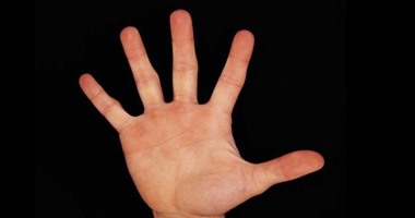 صبى باكستانى يقطع يده اعتقادا منه أنه كافر