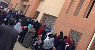 صحافة المواطن: بالصور.. زحام أمام مكتب تموين بنها لصعوبة استخراج البطاقات
