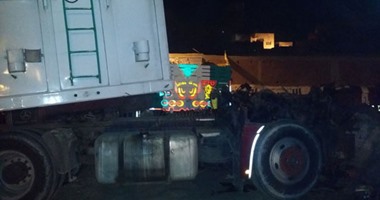 بالصور..تحطم مقطورة بعد اصطدامها بقطار بأحد مزلقانات كوم حمادة فى البحيرة