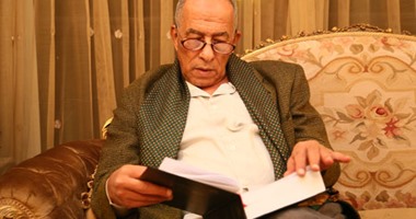 باحث يحصل على الدكتوراة فى سن 71 عاماً..ويؤكد لـ"اليوم السابع":حققت حلمى وحلم والدى وشعرت بالفخر فى عيون أحفادى .."محستش بأى عائق وكبر عمرى نشطلى الذاكرة"..ويوجه رسالة للشباب:"العلم ملوش حدود ولا سن"