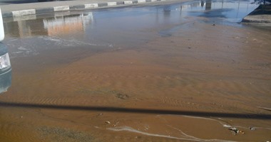 زحام مرورى بسبب كسر ماسورة مياه بطريق المطار