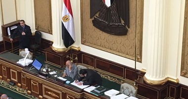 على عبد العال يرد على هاتفة من على مقعد رئيس البرلمان: "أهلا يا ريس"