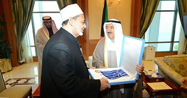 بالصور.. أمير الكويت يمنح شيخ الأزهر وساما من الدرجة الممتازة.. الشيخ صباح الأحمد: آمال الأمة الإسلامية معقودة عليك.. والإمام الأكبر ينقل تحيات السيسى للكويت.. واختيار الطيب شخصية العالم الإسلامى