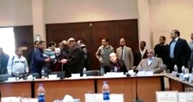 بالفيديو.. اشتباكات بالأيدى فى اجتماع اللجنة الأوليمبية للقاء وزير الرياضة