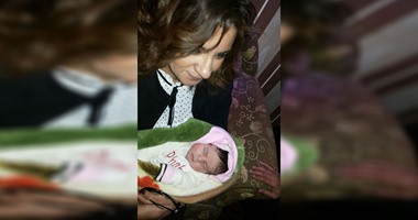 بالصور.. وزيرة الهجرة تزور أسرة شهيد مصرى أنقذ 10 سعوديين فى حريق مستشفى جازان.. نبيلة مكرم: فخر لمصر كلها.. وعائلة البطل تطالب بأداء الحج وزيارة قبره.. وتؤكد: ترك 3 أبناء آخرهم ولد يوم وفاته