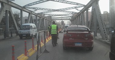 وضع حواجز على كوبرى بنها بالقليوبية لمنع المرور العكسى