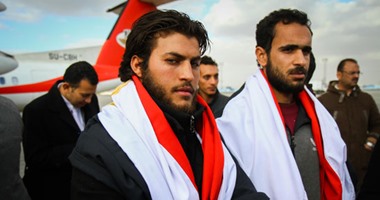 "البهجة" عنوان السوشيال ميديا بعد عودة المصريين المختطفين من ليبيا.. هاشتاجات "المصريين العايدين" و"ليبيا" يشعلون تويتر بالاحتفالات.. صفحة الرئيس تتحول لدفتر شكر.. ويقدمون التهنئة للمخابرات والجيش